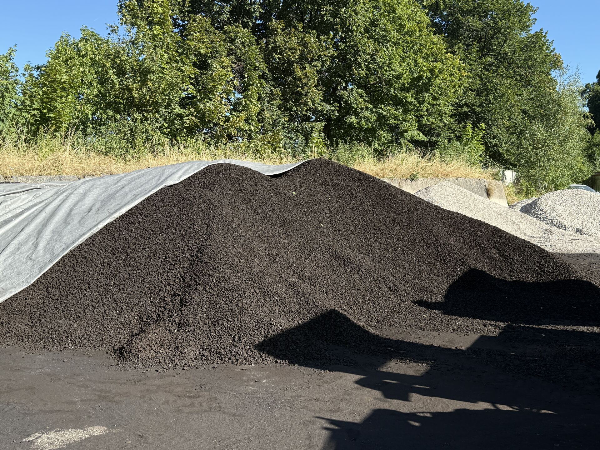 Hromada hnědého uhlí ve skladu