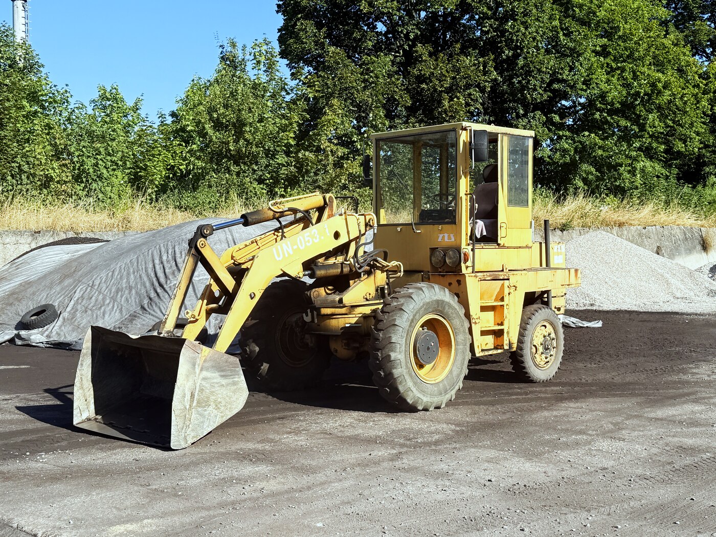 Nakladač připravený k nakládce materiálu